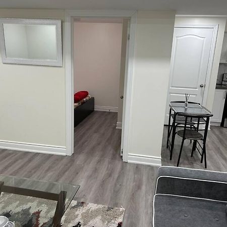 2 Bedroom Private Apartment With Private Entrance Brampton Exterior photo