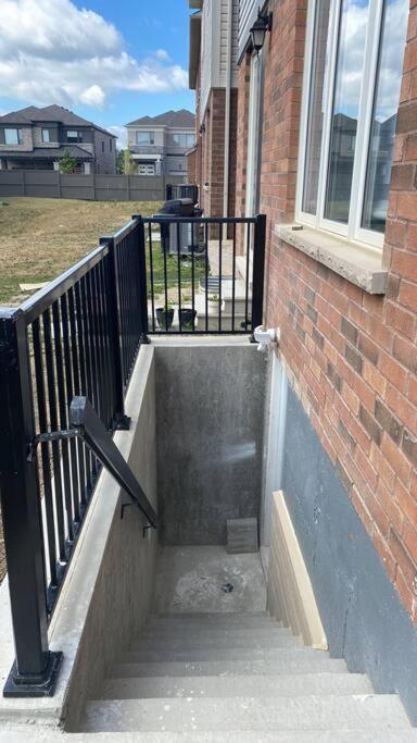 2 Bedroom Private Apartment With Private Entrance Brampton Exterior photo