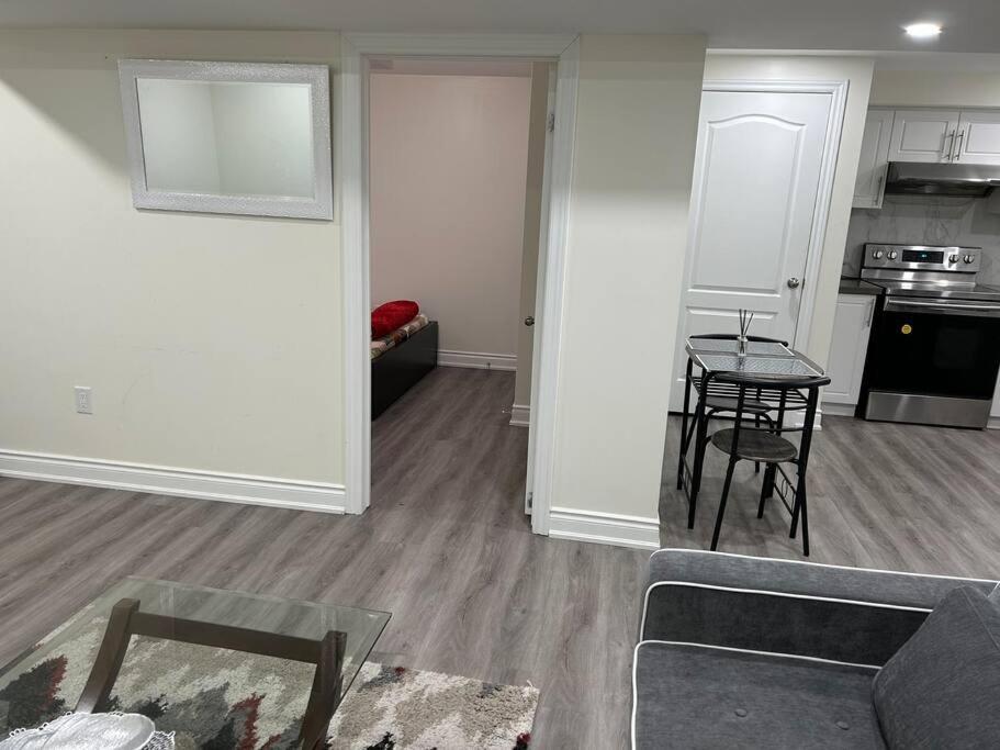 2 Bedroom Private Apartment With Private Entrance Brampton Exterior photo