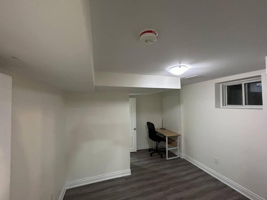 2 Bedroom Private Apartment With Private Entrance Brampton Exterior photo