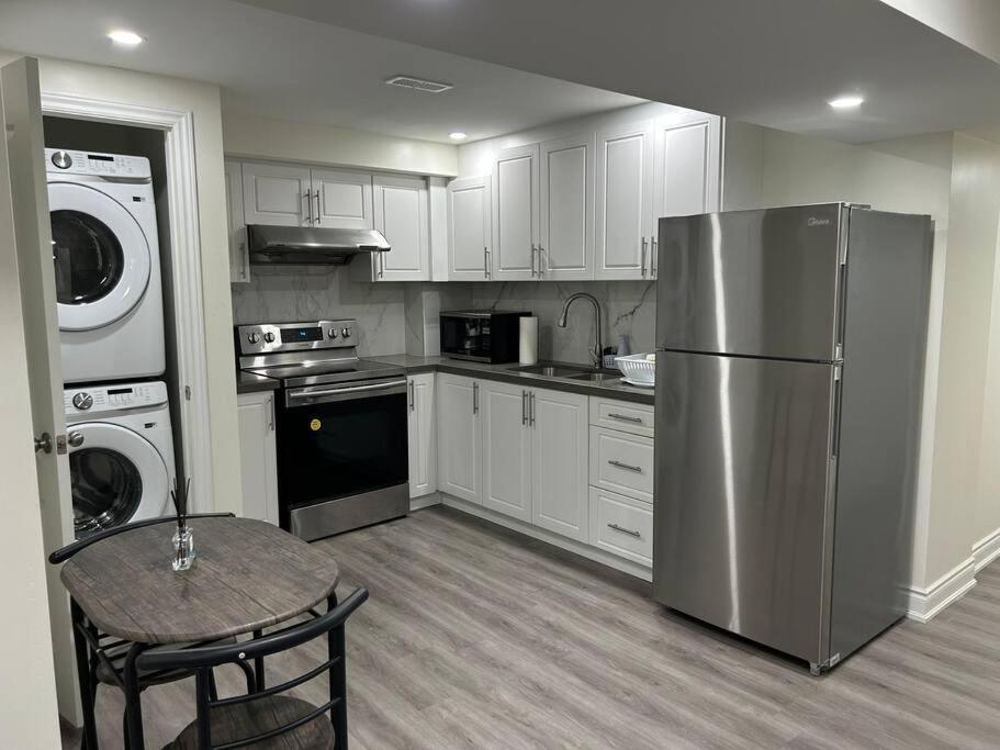 2 Bedroom Private Apartment With Private Entrance Brampton Exterior photo