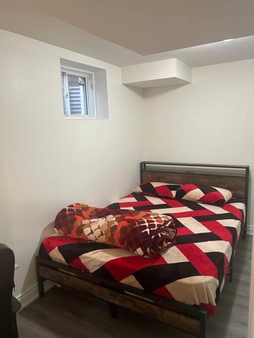 2 Bedroom Private Apartment With Private Entrance Brampton Exterior photo