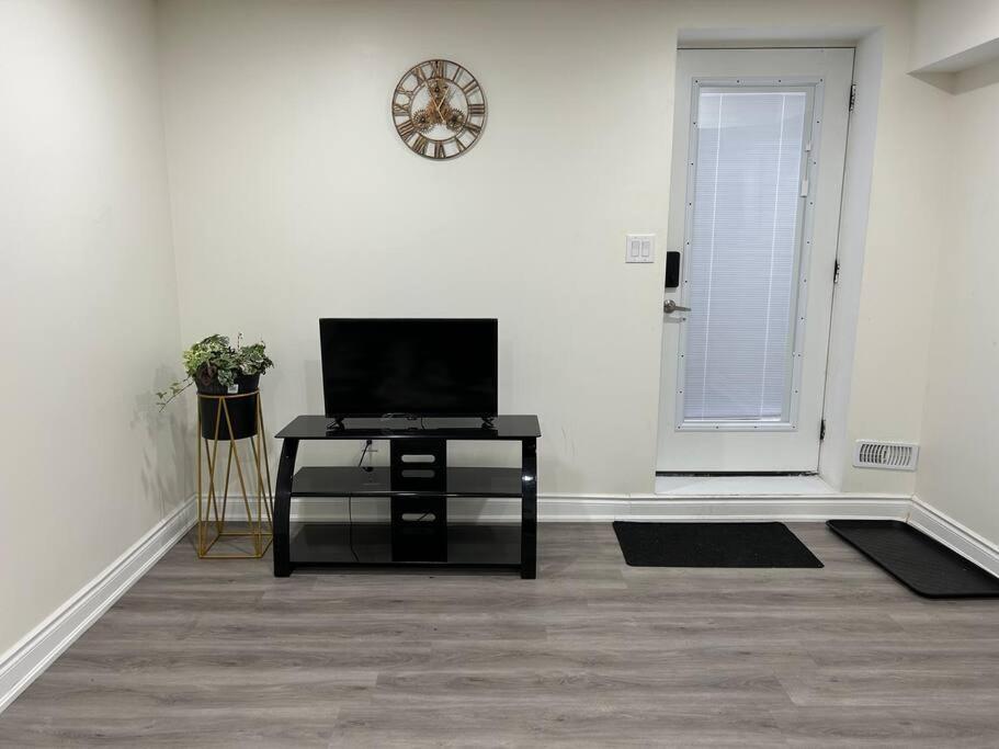2 Bedroom Private Apartment With Private Entrance Brampton Exterior photo