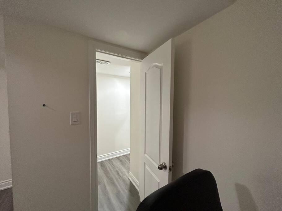 2 Bedroom Private Apartment With Private Entrance Brampton Exterior photo