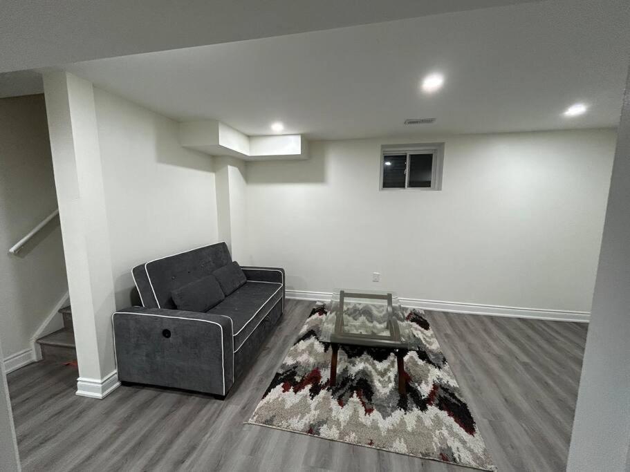 2 Bedroom Private Apartment With Private Entrance Brampton Exterior photo