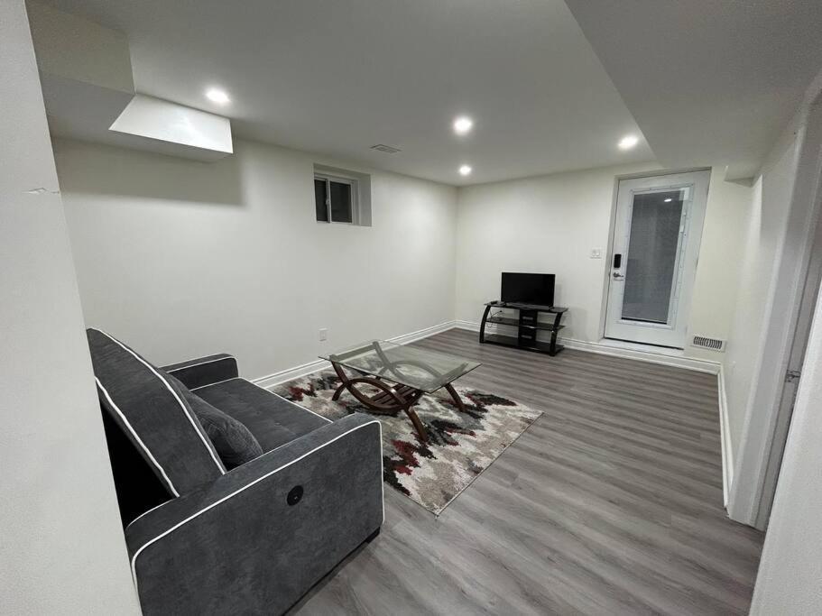 2 Bedroom Private Apartment With Private Entrance Brampton Exterior photo