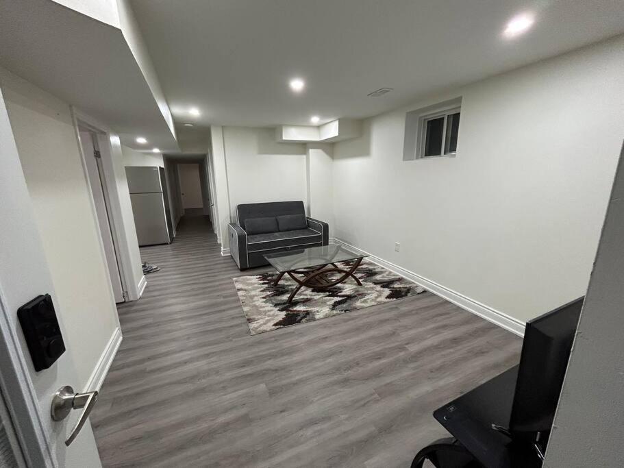 2 Bedroom Private Apartment With Private Entrance Brampton Exterior photo