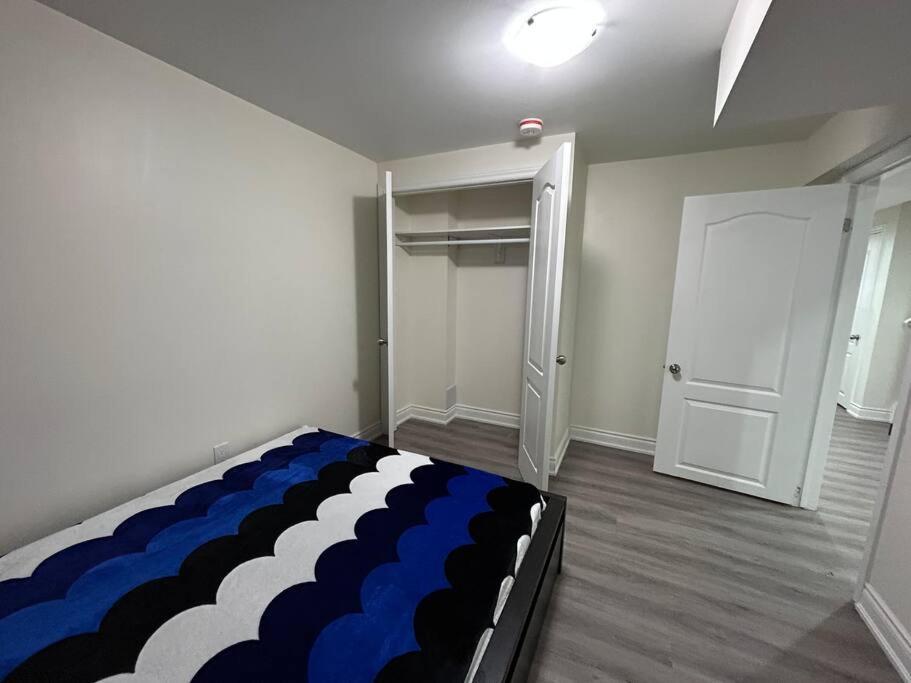 2 Bedroom Private Apartment With Private Entrance Brampton Exterior photo
