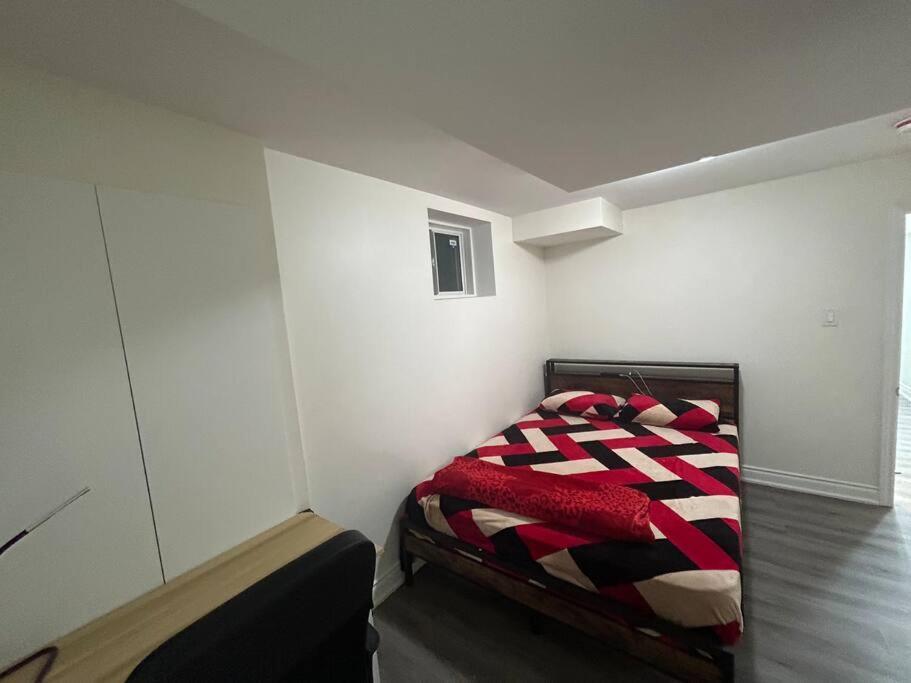 2 Bedroom Private Apartment With Private Entrance Brampton Exterior photo