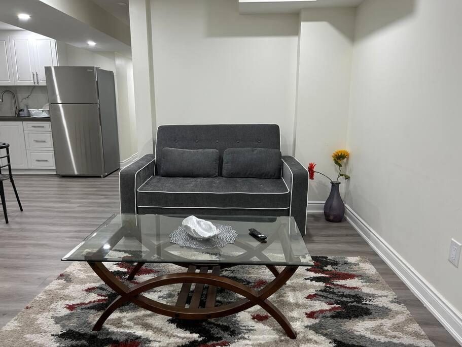 2 Bedroom Private Apartment With Private Entrance Brampton Exterior photo