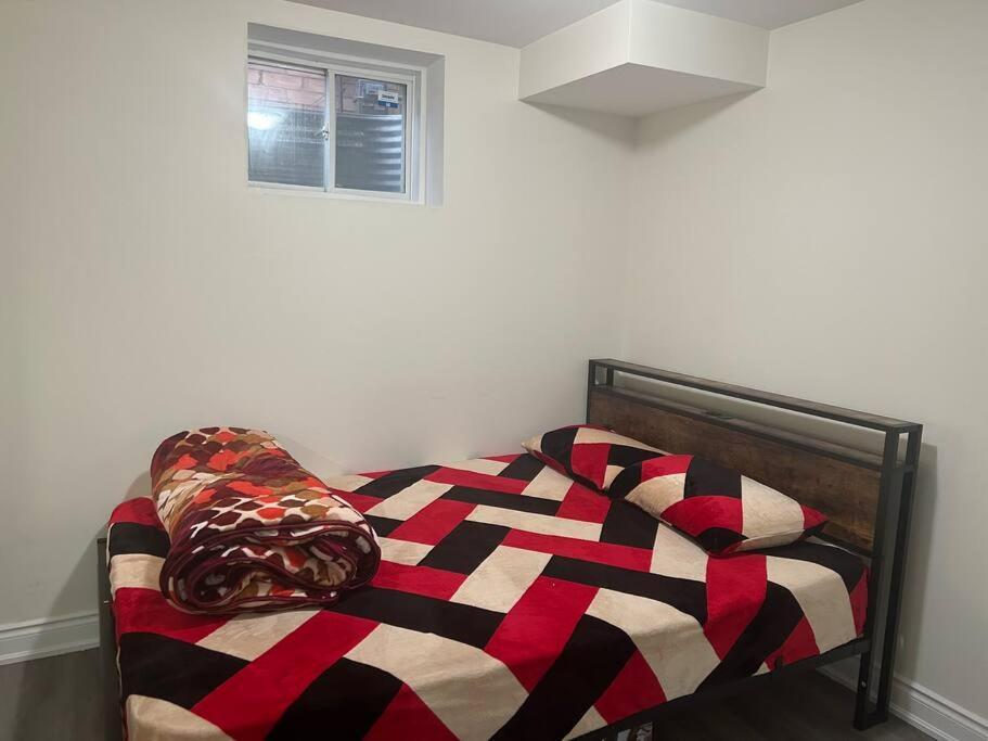 2 Bedroom Private Apartment With Private Entrance Brampton Exterior photo