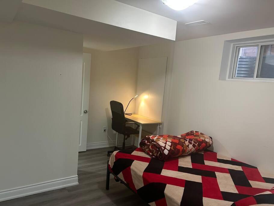 2 Bedroom Private Apartment With Private Entrance Brampton Exterior photo